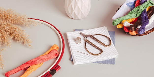 zestaw do haftu z niciami i obręczą